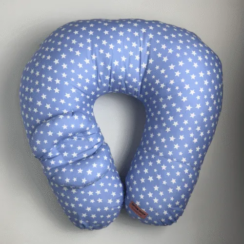 وسادة الرضاعة الطبية من كوتن تاتش مصممة خصيصًا لتوفير الدعم والراحة للأم والطفل خلال الرضاعة الطبيعية. تتميز هذه الوسادة بتصميم عملي يلتف حول الخصر، مما يساعد على تخفيف الضغط على الظهر والكتفين ويمنح الذراعين دعماً مريحاً أثناء إرضاع الطفل. تم تصنيع وسادة الرضاعة الطبية من قماش مايكروفايبر ممتاز يتميز بالنعومة والتهوية الجيدة، مع حشوة داخلية من بوليستر طبي عالي الجودة، مما يجعلها متينة وخفيفة في الوقت نفسه. الغطاء الخارجي مزود بسحاب لسهولة الإزالة والغسل، مما يساعد على الحفاظ على النظافة اليومية ويجعل الوسادة خيارًا صحيًا وآمنًا للأمهات الجدد. تحتوي المجموعة أيضًا على مخدة تعديل شكل الرأس، والتي تدعم النمو الطبيعي لرأس الطفل وتقلل من احتمالية الإصابة بمتلازمة الرأس المسطح، خاصة في الأشهر الأولى من عمر الطفل. إنها وسادة مثالية للرضاعة في المنزل أو أثناء التنقل، وتعد من أفضل منتجات الأطفال التي تجمع بين الراحة، الجودة، وسهولة الاستخدام.The Cotton Touch Nursing Pillow is specially designed to offer ergonomic support and daily comfort for both moms and babies during breastfeeding. This nursing pillow wraps around the waist to relieve strain on the back and shoulders, while supporting the baby in an ideal feeding position. Crafted from premium, breathable microfiber fabric and filled with high-quality medical-grade polyester, the pillow is both soft and durable. The removable zippered cover makes cleaning easy, ensuring everyday hygiene. Also included is a head-shaping pillow that supports natural head development and helps prevent flat head syndrome in infants. Whether at home or on the go, this nursing pillow set provides excellent functionality, safety, and convenience—making it a must-have for every new mother looking for trusted baby care products.المواصفات / Specifications:
الأبعاد / Dimensions: 50 × 50 سم / cm
الوزن / Weight: 1.2 كجم تقريباً / approx. 1.2 KG
القماش / Fabric: مايكروفايبر ممتاز / Premium Microfiber
الحشوة / Filling: بوليستر طبي عالي الجودة / High-Quality Medical Polyester