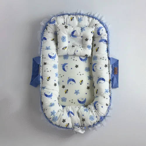 بيبي نيست من Cotton Touch هو الحل المثالي لتوفري لطفلك مكانًا آمنًا ومريحًا للنوم أو الاسترخاء في أي زاوية من منزلك. بفضل تصميمه العملي يمكنكِ تنقله بسهولة، ليبقى طفلك أمام عينيك أينما كنتِ وبدون قلق.تأتي معه وسادة تعديل الرأس المصممة خصيصًا لدعم رأس طفلك والحفاظ على ثباته، مما يساعد على منع تسطّح الرأس من الخلف ويوفر راحة وأمانًا إضافيين. يحتوي البيبي نيست على شَبَرة لتضييق أو توسيع مساحة الاحتضان بما يناسب احتياجات طفلك.الأبعاد: 40 × 70 سم (خارجي) – 30 × 60 سم (منطقة الاحتضان)الحشوة: بوليستر طبي نخب أول مع إسفنج طبي دانلوب بكثافة مثاليةالقماش: مستورد من تركيا، بنسبة 85٪ قطن و15٪ بوليستر، ناعم ومرن ومضاد للحساسيةالعناية: قماش سهل التنظيف ويمكن وضعه عند الضرورة في الغسالة مع تجفيف مناسب للحفاظ على جودتهألوانه الزاهية وخاماته الممتازة تجعل بيبي نيست من Cotton Touch خياركِ الأمثل ليحصل طفلك على راحة وأمان بجودة عالية كل يوم