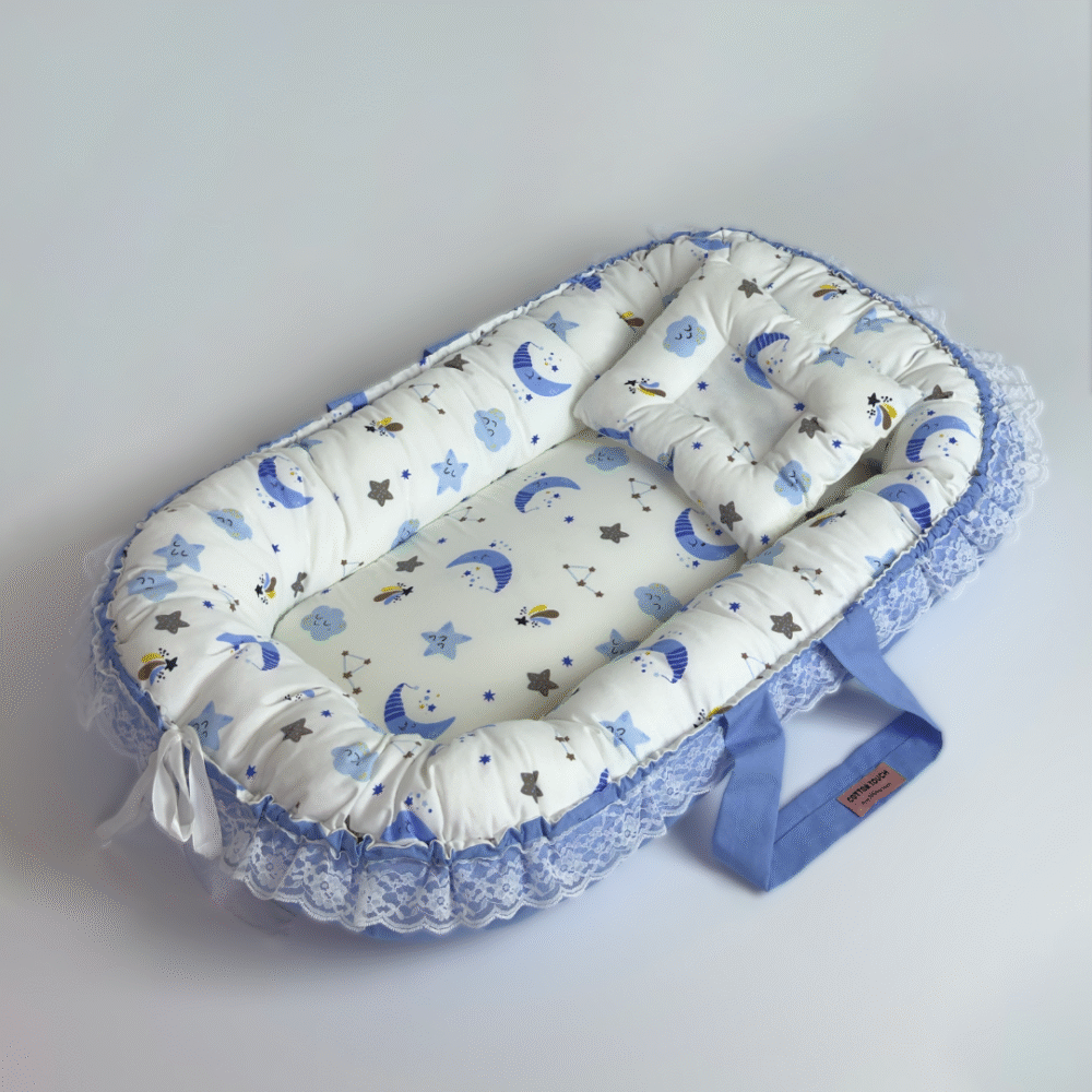 بيبي نيست من Cotton Touch هو الحل المثالي لتوفري لطفلك مكانًا آمنًا ومريحًا للنوم أو الاسترخاء في أي زاوية من منزلك. بفضل تصميمه العملي يمكنكِ تنقله بسهولة، ليبقى طفلك أمام عينيك أينما كنتِ وبدون قلق. تأتي معه وسادة تعديل الرأس المصممة خصيصًا لدعم رأس طفلك والحفاظ على ثباته، مما يساعد على منع تسطّح الرأس من الخلف ويوفر راحة وأمانًا إضافيين. يحتوي البيبي نيست على شَبَرة لتضييق أو توسيع مساحة الاحتضان بما يناسب احتياجات طفلك. الأبعاد: 40 × 70 سم (خارجي) – 30 × 60 سم (منطقة الاحتضان) الحشوة: بوليستر طبي نخب أول مع إسفنج طبي دانلوب بكثافة مثالية القماش: مستورد من تركيا، بنسبة 85٪ قطن و15٪ بوليستر، ناعم ومرن ومضاد للحساسية العناية: قماش سهل التنظيف ويمكن وضعه عند الضرورة في الغسالة مع تجفيف مناسب للحفاظ على جودته ألوانه الزاهية وخاماته الممتازة تجعل بيبي نيست من Cotton Touch خياركِ الأمثل ليحصل طفلك على راحة وأمان بجودة عالية كل يوم