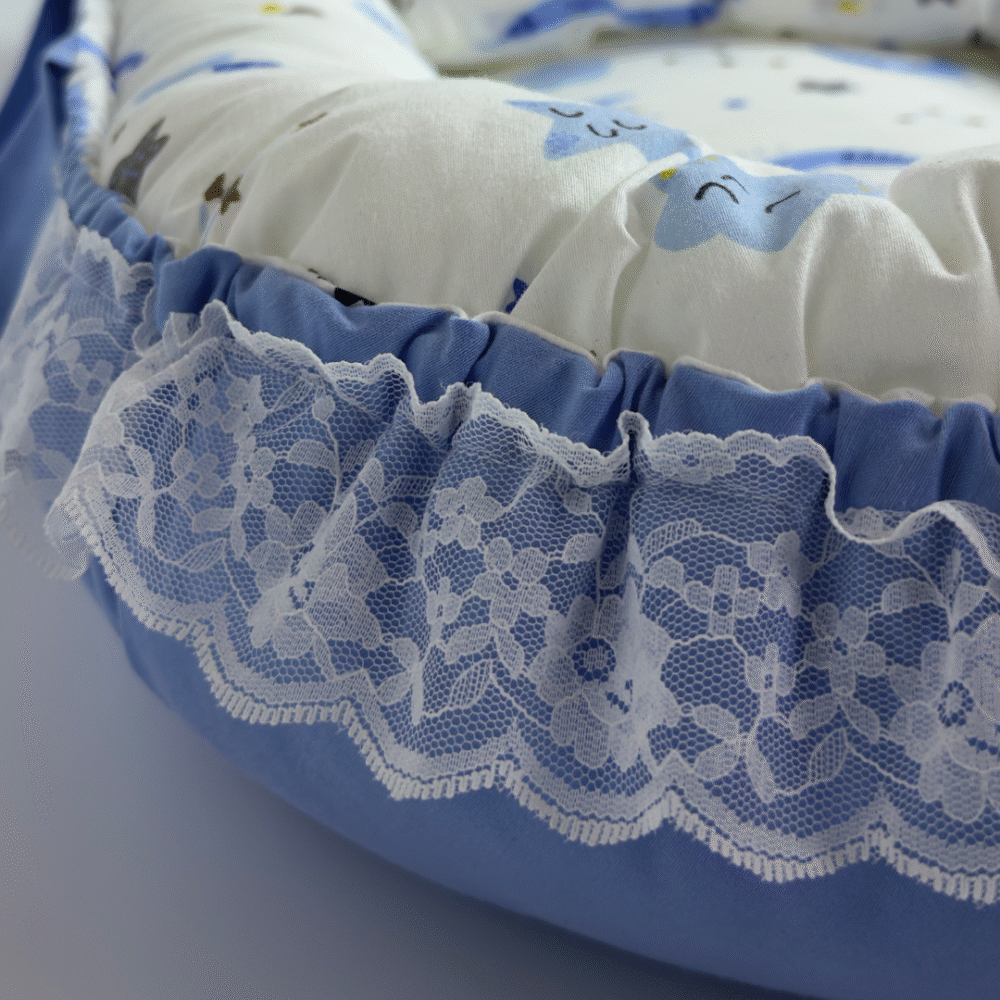بيبي نيست من Cotton Touch هو الحل المثالي لتوفري لطفلك مكانًا آمنًا ومريحًا للنوم أو الاسترخاء في أي زاوية من منزلك. بفضل تصميمه العملي يمكنكِ تنقله بسهولة، ليبقى طفلك أمام عينيك أينما كنتِ وبدون قلق. تأتي معه وسادة تعديل الرأس المصممة خصيصًا لدعم رأس طفلك والحفاظ على ثباته، مما يساعد على منع تسطّح الرأس من الخلف ويوفر راحة وأمانًا إضافيين. يحتوي البيبي نيست على شَبَرة لتضييق أو توسيع مساحة الاحتضان بما يناسب احتياجات طفلك. الأبعاد: 40 × 70 سم (خارجي) – 30 × 60 سم (منطقة الاحتضان) الحشوة: بوليستر طبي نخب أول مع إسفنج طبي دانلوب بكثافة مثالية القماش: مستورد من تركيا، بنسبة 85٪ قطن و15٪ بوليستر، ناعم ومرن ومضاد للحساسية العناية: قماش سهل التنظيف ويمكن وضعه عند الضرورة في الغسالة مع تجفيف مناسب للحفاظ على جودته ألوانه الزاهية وخاماته الممتازة تجعل بيبي نيست من Cotton Touch خياركِ الأمثل ليحصل طفلك على راحة وأمان بجودة عالية كل يوم
