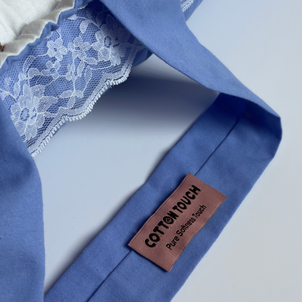 بيبي نيست من Cotton Touch هو الحل المثالي لتوفري لطفلك مكانًا آمنًا ومريحًا للنوم أو الاسترخاء في أي زاوية من منزلك. بفضل تصميمه العملي يمكنكِ تنقله بسهولة، ليبقى طفلك أمام عينيك أينما كنتِ وبدون قلق. تأتي معه وسادة تعديل الرأس المصممة خصيصًا لدعم رأس طفلك والحفاظ على ثباته، مما يساعد على منع تسطّح الرأس من الخلف ويوفر راحة وأمانًا إضافيين. يحتوي البيبي نيست على شَبَرة لتضييق أو توسيع مساحة الاحتضان بما يناسب احتياجات طفلك. الأبعاد: 40 × 70 سم (خارجي) – 30 × 60 سم (منطقة الاحتضان) الحشوة: بوليستر طبي نخب أول مع إسفنج طبي دانلوب بكثافة مثالية القماش: مستورد من تركيا، بنسبة 85٪ قطن و15٪ بوليستر، ناعم ومرن ومضاد للحساسية العناية: قماش سهل التنظيف ويمكن وضعه عند الضرورة في الغسالة مع تجفيف مناسب للحفاظ على جودته ألوانه الزاهية وخاماته الممتازة تجعل بيبي نيست من Cotton Touch خياركِ الأمثل ليحصل طفلك على راحة وأمان بجودة عالية كل يوم