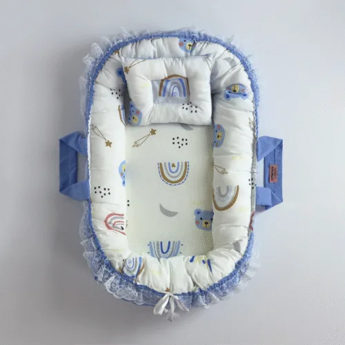 بيبي نيست من Cotton Touch هو الحل المثالي لتوفري لطفلك مكانًا آمنًا ومريحًا للنوم أو الاسترخاء في أي زاوية من منزلك. بفضل تصميمه العملي يمكنكِ تنقله بسهولة، ليبقى طفلك أمام عينيك أينما كنتِ وبدون قلق.تأتي معه وسادة تعديل الرأس المصممة خصيصًا لدعم رأس طفلك والحفاظ على ثباته، مما يساعد على منع تسطّح الرأس من الخلف ويوفر راحة وأمانًا إضافيين. يحتوي البيبي نيست على شَبَرة لتضييق أو توسيع مساحة الاحتضان بما يناسب احتياجات طفلك.الأبعاد: 40 × 70 سم (خارجي) – 30 × 60 سم (منطقة الاحتضان)الحشوة: بوليستر طبي نخب أول مع إسفنج طبي دانلوب بكثافة مثاليةالقماش: مستورد من تركيا، بنسبة 85٪ قطن و15٪ بوليستر، ناعم ومرن ومضاد للحساسيةالعناية: قماش سهل التنظيف ويمكن وضعه عند الضرورة في الغسالة مع تجفيف مناسب للحفاظ على جودتهألوانه الزاهية وخاماته الممتازة تجعل بيبي نيست من Cotton Touch خياركِ الأمثل ليحصل طفلك على راحة وأمان بجودة عالية كل يوم
