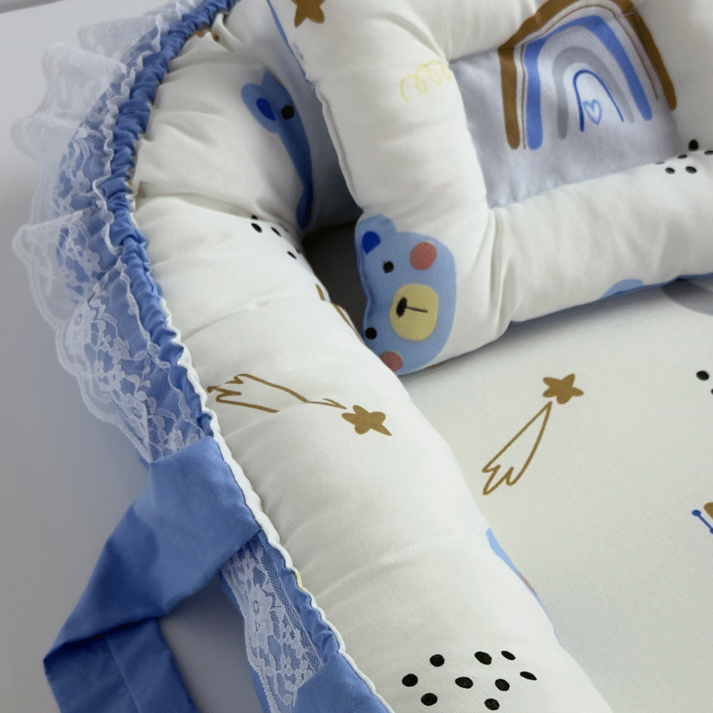 بيبي نيست من Cotton Touch هو الحل المثالي لتوفري لطفلك مكانًا آمنًا ومريحًا للنوم أو الاسترخاء في أي زاوية من منزلك. بفضل تصميمه العملي يمكنكِ تنقله بسهولة، ليبقى طفلك أمام عينيك أينما كنتِ وبدون قلق. تأتي معه وسادة تعديل الرأس المصممة خصيصًا لدعم رأس طفلك والحفاظ على ثباته، مما يساعد على منع تسطّح الرأس من الخلف ويوفر راحة وأمانًا إضافيين. يحتوي البيبي نيست على شَبَرة لتضييق أو توسيع مساحة الاحتضان بما يناسب احتياجات طفلك. الأبعاد: 40 × 70 سم (خارجي) – 30 × 60 سم (منطقة الاحتضان) الحشوة: بوليستر طبي نخب أول مع إسفنج طبي دانلوب بكثافة مثالية القماش: مستورد من تركيا، بنسبة 85٪ قطن و15٪ بوليستر، ناعم ومرن ومضاد للحساسية العناية: قماش سهل التنظيف ويمكن وضعه عند الضرورة في الغسالة مع تجفيف مناسب للحفاظ على جودته ألوانه الزاهية وخاماته الممتازة تجعل بيبي نيست من Cotton Touch خياركِ الأمثل ليحصل طفلك على راحة وأمان بجودة عالية كل يوم