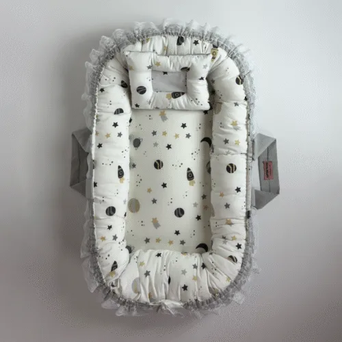 بيبي نيست من Cotton Touch هو الحل المثالي لتوفري لطفلك مكانًا آمنًا ومريحًا للنوم أو الاسترخاء في أي زاوية من منزلك. بفضل تصميمه العملي يمكنكِ تنقله بسهولة، ليبقى طفلك أمام عينيك أينما كنتِ وبدون قلق.تأتي معه وسادة تعديل الرأس المصممة خصيصًا لدعم رأس طفلك والحفاظ على ثباته، مما يساعد على منع تسطّح الرأس من الخلف ويوفر راحة وأمانًا إضافيين. يحتوي البيبي نيست على شَبَرة لتضييق أو توسيع مساحة الاحتضان بما يناسب احتياجات طفلك.الأبعاد: 40 × 70 سم (خارجي) – 30 × 60 سم (منطقة الاحتضان)الحشوة: بوليستر طبي نخب أول مع إسفنج طبي دانلوب بكثافة مثاليةالقماش: مستورد من تركيا، بنسبة 85٪ قطن و15٪ بوليستر، ناعم ومرن ومضاد للحساسيةالعناية: قماش سهل التنظيف ويمكن وضعه عند الضرورة في الغسالة مع تجفيف مناسب للحفاظ على جودتهألوانه الزاهية وخاماته الممتازة تجعل بيبي نيست من Cotton Touch خياركِ الأمثل ليحصل طفلك على راحة وأمان بجودة عالية كل يوم