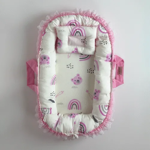 بيبي نيست من Cotton Touch هو الحل المثالي لتوفري لطفلك مكانًا آمنًا ومريحًا للنوم أو الاسترخاء في أي زاوية من منزلك. بفضل تصميمه العملي يمكنكِ تنقله بسهولة، ليبقى طفلك أمام عينيك أينما كنتِ وبدون قلق.تأتي معه وسادة تعديل الرأس المصممة خصيصًا لدعم رأس طفلك والحفاظ على ثباته، مما يساعد على منع تسطّح الرأس من الخلف ويوفر راحة وأمانًا إضافيين. يحتوي البيبي نيست على شَبَرة لتضييق أو توسيع مساحة الاحتضان بما يناسب احتياجات طفلك.الأبعاد: 40 × 70 سم (خارجي) – 30 × 60 سم (منطقة الاحتضان)الحشوة: بوليستر طبي نخب أول مع إسفنج طبي دانلوب بكثافة مثاليةالقماش: مستورد من تركيا، بنسبة 85٪ قطن و15٪ بوليستر، ناعم ومرن ومضاد للحساسيةالعناية: قماش سهل التنظيف ويمكن وضعه عند الضرورة في الغسالة مع تجفيف مناسب للحفاظ على جودتهألوانه الزاهية وخاماته الممتازة تجعل بيبي نيست من Cotton Touch خياركِ الأمثل ليحصل طفلك على راحة وأمان بجودة عالية كل يوم