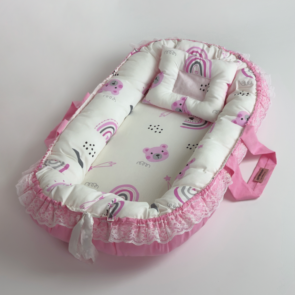 بيبي نيست من Cotton Touch هو الحل المثالي لتوفري لطفلك مكانًا آمنًا ومريحًا للنوم أو الاسترخاء في أي زاوية من منزلك. بفضل تصميمه العملي يمكنكِ تنقله بسهولة، ليبقى طفلك أمام عينيك أينما كنتِ وبدون قلق. تأتي معه وسادة تعديل الرأس المصممة خصيصًا لدعم رأس طفلك والحفاظ على ثباته، مما يساعد على منع تسطّح الرأس من الخلف ويوفر راحة وأمانًا إضافيين. يحتوي البيبي نيست على شَبَرة لتضييق أو توسيع مساحة الاحتضان بما يناسب احتياجات طفلك. الأبعاد: 40 × 70 سم (خارجي) – 30 × 60 سم (منطقة الاحتضان) الحشوة: بوليستر طبي نخب أول مع إسفنج طبي دانلوب بكثافة مثالية القماش: مستورد من تركيا، بنسبة 85٪ قطن و15٪ بوليستر، ناعم ومرن ومضاد للحساسية العناية: قماش سهل التنظيف ويمكن وضعه عند الضرورة في الغسالة مع تجفيف مناسب للحفاظ على جودته ألوانه الزاهية وخاماته الممتازة تجعل بيبي نيست من Cotton Touch خياركِ الأمثل ليحصل طفلك على راحة وأمان بجودة عالية كل يوم