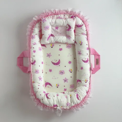بيبي نيست من Cotton Touch هو الحل المثالي لتوفري لطفلك مكانًا آمنًا ومريحًا للنوم أو الاسترخاء في أي زاوية من منزلك. بفضل تصميمه العملي يمكنكِ تنقله بسهولة، ليبقى طفلك أمام عينيك أينما كنتِ وبدون قلق.تأتي معه وسادة تعديل الرأس المصممة خصيصًا لدعم رأس طفلك والحفاظ على ثباته، مما يساعد على منع تسطّح الرأس من الخلف ويوفر راحة وأمانًا إضافيين. يحتوي البيبي نيست على شَبَرة لتضييق أو توسيع مساحة الاحتضان بما يناسب احتياجات طفلك.الأبعاد: 40 × 70 سم (خارجي) – 30 × 60 سم (منطقة الاحتضان)الحشوة: بوليستر طبي نخب أول مع إسفنج طبي دانلوب بكثافة مثاليةالقماش: مستورد من تركيا، بنسبة 85٪ قطن و15٪ بوليستر، ناعم ومرن ومضاد للحساسيةالعناية: قماش سهل التنظيف ويمكن وضعه عند الضرورة في الغسالة مع تجفيف مناسب للحفاظ على جودتهألوانه الزاهية وخاماته الممتازة تجعل بيبي نيست من Cotton Touch خياركِ الأمثل ليحصل طفلك على راحة وأمان بجودة عالية كل يوم