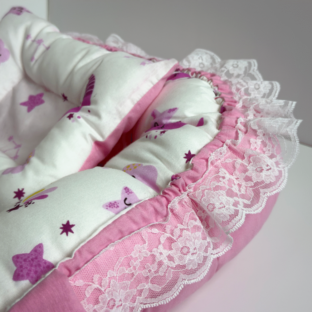 بيبي نيست من Cotton Touch هو الحل المثالي لتوفري لطفلك مكانًا آمنًا ومريحًا للنوم أو الاسترخاء في أي زاوية من منزلك. بفضل تصميمه العملي يمكنكِ تنقله بسهولة، ليبقى طفلك أمام عينيك أينما كنتِ وبدون قلق. تأتي معه وسادة تعديل الرأس المصممة خصيصًا لدعم رأس طفلك والحفاظ على ثباته، مما يساعد على منع تسطّح الرأس من الخلف ويوفر راحة وأمانًا إضافيين. يحتوي البيبي نيست على شَبَرة لتضييق أو توسيع مساحة الاحتضان بما يناسب احتياجات طفلك. الأبعاد: 40 × 70 سم (خارجي) – 30 × 60 سم (منطقة الاحتضان) الحشوة: بوليستر طبي نخب أول مع إسفنج طبي دانلوب بكثافة مثالية القماش: مستورد من تركيا، بنسبة 85٪ قطن و15٪ بوليستر، ناعم ومرن ومضاد للحساسية العناية: قماش سهل التنظيف ويمكن وضعه عند الضرورة في الغسالة مع تجفيف مناسب للحفاظ على جودته ألوانه الزاهية وخاماته الممتازة تجعل بيبي نيست من Cotton Touch خياركِ الأمثل ليحصل طفلك على راحة وأمان بجودة عالية كل يوم