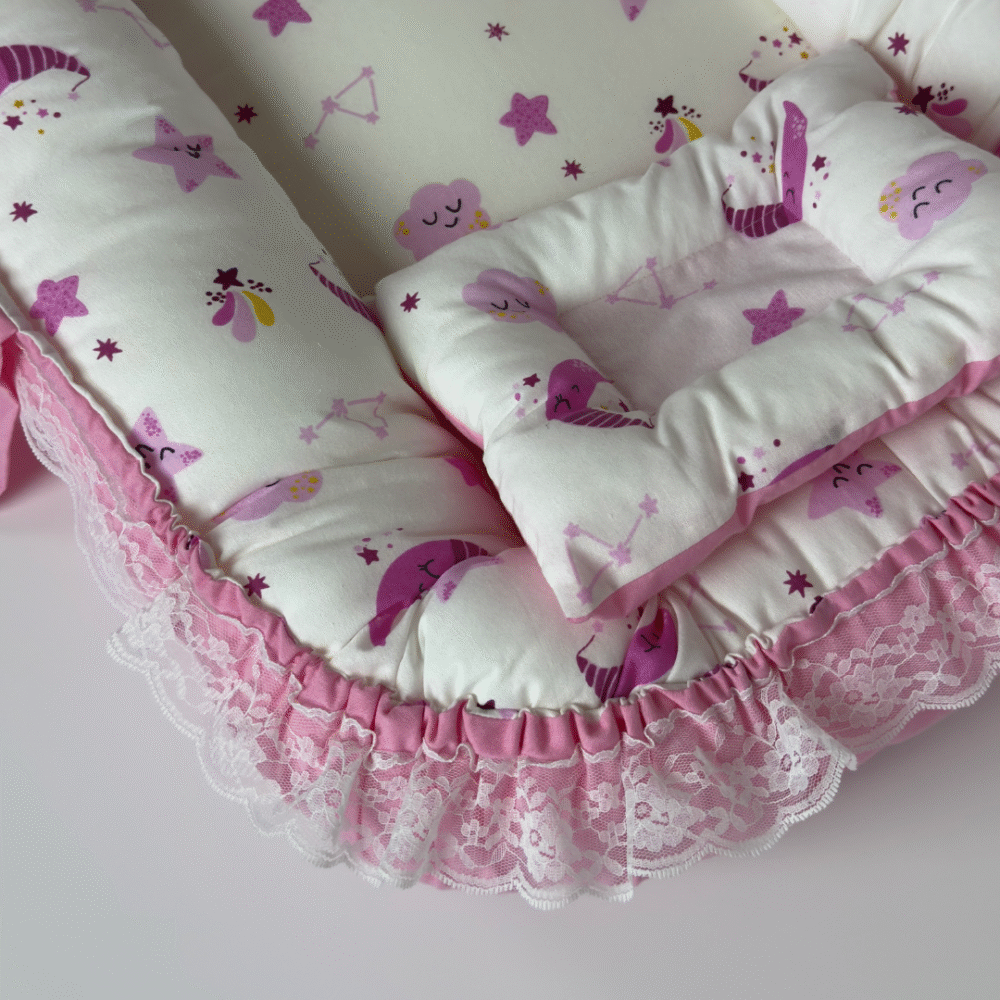 بيبي نيست من Cotton Touch هو الحل المثالي لتوفري لطفلك مكانًا آمنًا ومريحًا للنوم أو الاسترخاء في أي زاوية من منزلك. بفضل تصميمه العملي يمكنكِ تنقله بسهولة، ليبقى طفلك أمام عينيك أينما كنتِ وبدون قلق. تأتي معه وسادة تعديل الرأس المصممة خصيصًا لدعم رأس طفلك والحفاظ على ثباته، مما يساعد على منع تسطّح الرأس من الخلف ويوفر راحة وأمانًا إضافيين. يحتوي البيبي نيست على شَبَرة لتضييق أو توسيع مساحة الاحتضان بما يناسب احتياجات طفلك. الأبعاد: 40 × 70 سم (خارجي) – 30 × 60 سم (منطقة الاحتضان) الحشوة: بوليستر طبي نخب أول مع إسفنج طبي دانلوب بكثافة مثالية القماش: مستورد من تركيا، بنسبة 85٪ قطن و15٪ بوليستر، ناعم ومرن ومضاد للحساسية العناية: قماش سهل التنظيف ويمكن وضعه عند الضرورة في الغسالة مع تجفيف مناسب للحفاظ على جودته ألوانه الزاهية وخاماته الممتازة تجعل بيبي نيست من Cotton Touch خياركِ الأمثل ليحصل طفلك على راحة وأمان بجودة عالية كل يوم
