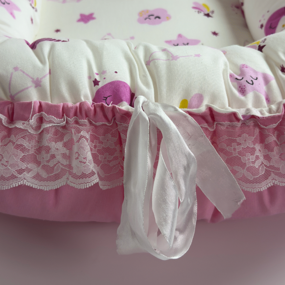 بيبي نيست من Cotton Touch هو الحل المثالي لتوفري لطفلك مكانًا آمنًا ومريحًا للنوم أو الاسترخاء في أي زاوية من منزلك. بفضل تصميمه العملي يمكنكِ تنقله بسهولة، ليبقى طفلك أمام عينيك أينما كنتِ وبدون قلق. تأتي معه وسادة تعديل الرأس المصممة خصيصًا لدعم رأس طفلك والحفاظ على ثباته، مما يساعد على منع تسطّح الرأس من الخلف ويوفر راحة وأمانًا إضافيين. يحتوي البيبي نيست على شَبَرة لتضييق أو توسيع مساحة الاحتضان بما يناسب احتياجات طفلك. الأبعاد: 40 × 70 سم (خارجي) – 30 × 60 سم (منطقة الاحتضان) الحشوة: بوليستر طبي نخب أول مع إسفنج طبي دانلوب بكثافة مثالية القماش: مستورد من تركيا، بنسبة 85٪ قطن و15٪ بوليستر، ناعم ومرن ومضاد للحساسية العناية: قماش سهل التنظيف ويمكن وضعه عند الضرورة في الغسالة مع تجفيف مناسب للحفاظ على جودته ألوانه الزاهية وخاماته الممتازة تجعل بيبي نيست من Cotton Touch خياركِ الأمثل ليحصل طفلك على راحة وأمان بجودة عالية كل يوم